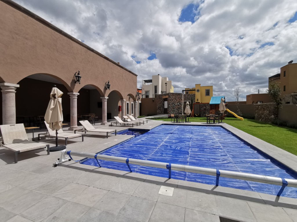 Swimming pool in the condominio common area