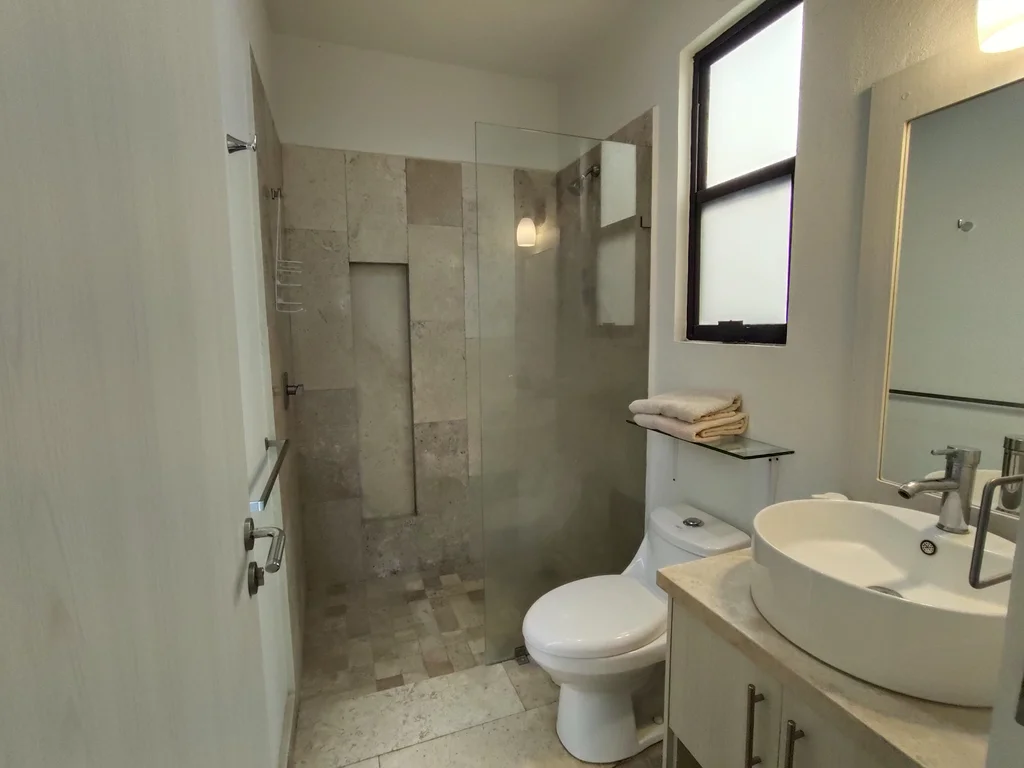 Upstairs bathroom, full
